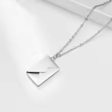 Collier médaillon enveloppe personnalisé